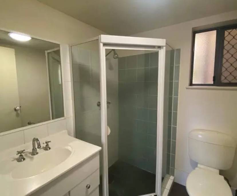 Furnished room with ensuite in a flatshare