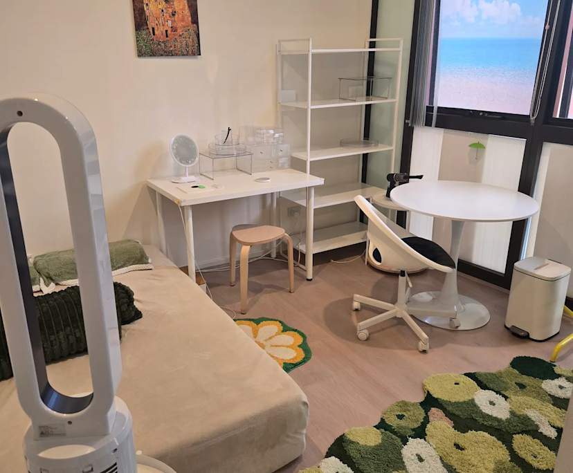 Furnished room in a flatshare