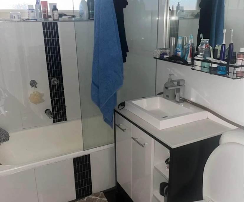 Furnished room in a flatshare