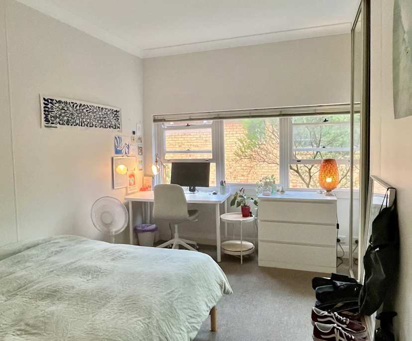 Furnished room in a flatshare