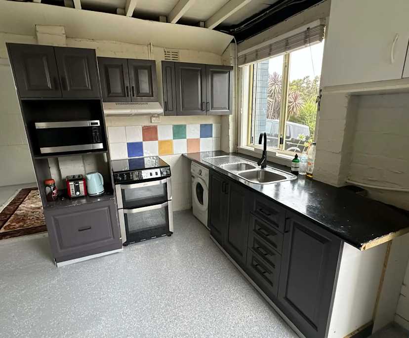 $490, Studio, 1 bathroom, Mount Saint Thomas NSW 2500