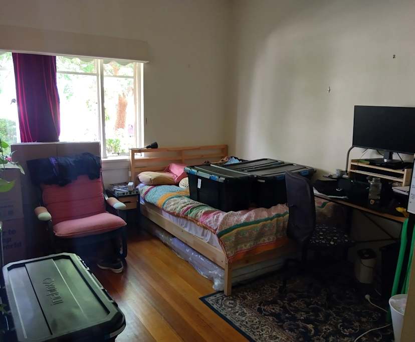 Unfurnished room in a flatshare