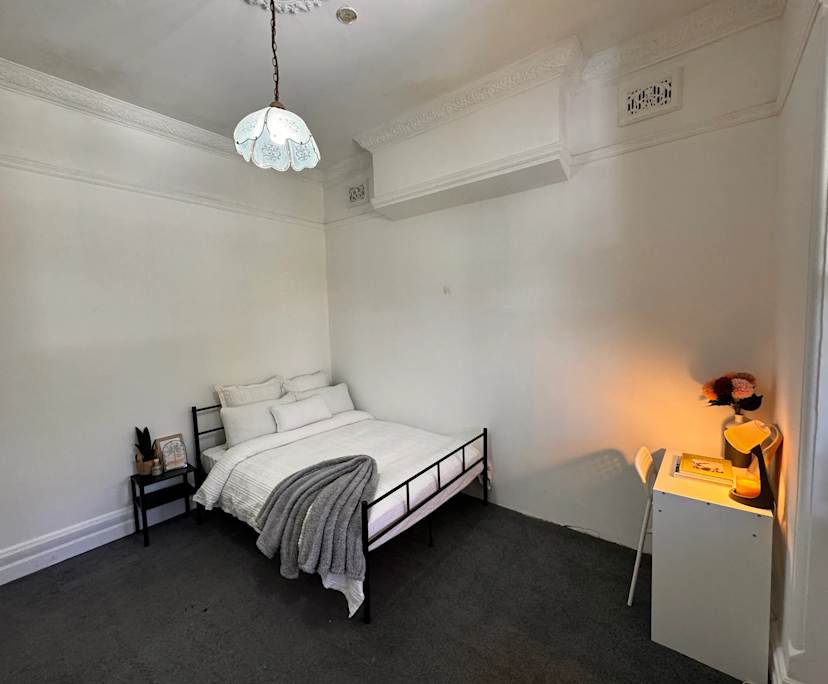 Furnished room in a flatshare