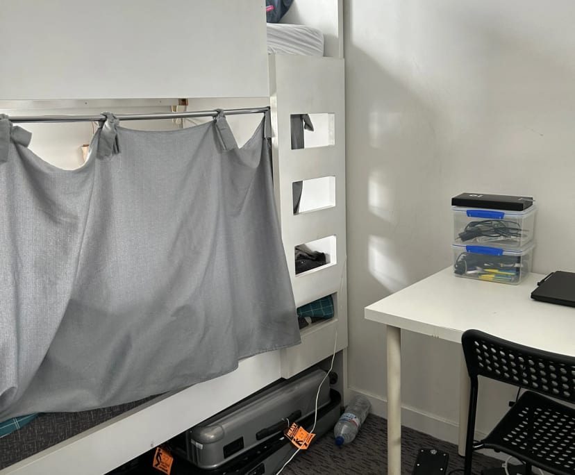 Furnished room in a flatshare