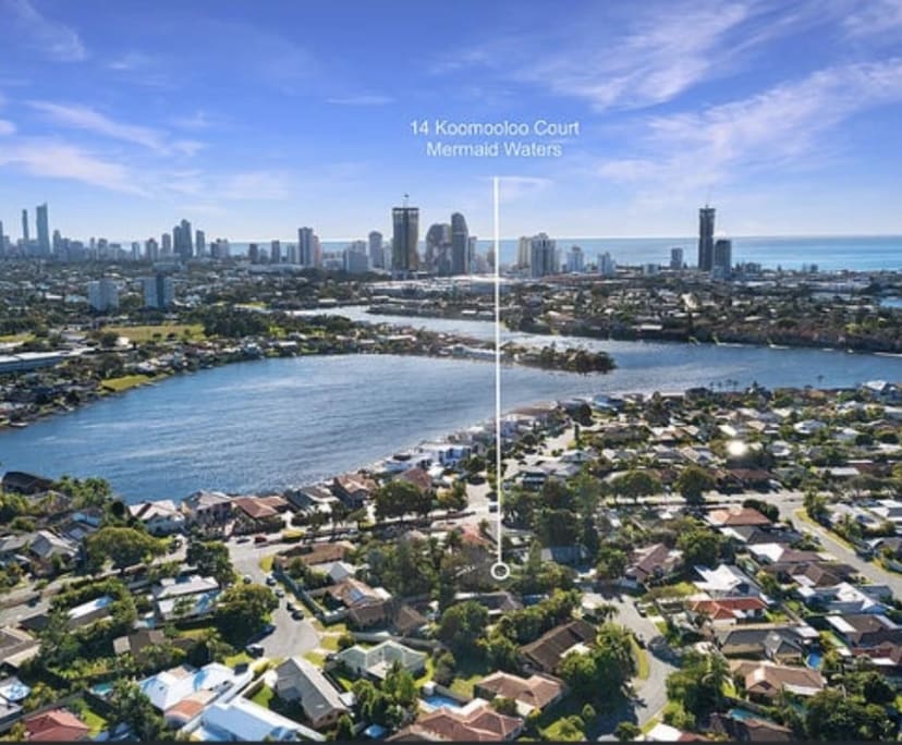 Room for Rent in Mermaid Waters, Gold Coast 225,