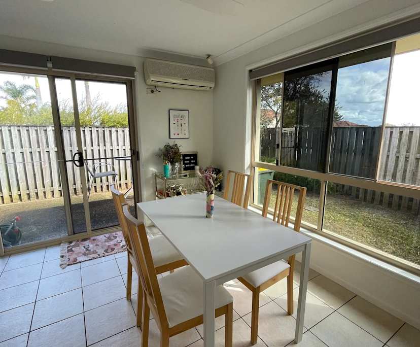 $300, Flatshare, 3 bathrooms, Eight Mile Plains QLD 4113