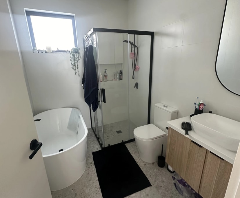 Furnished room in a flatshare