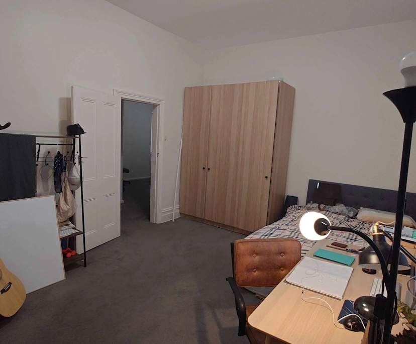 Furnished room in a flatshare