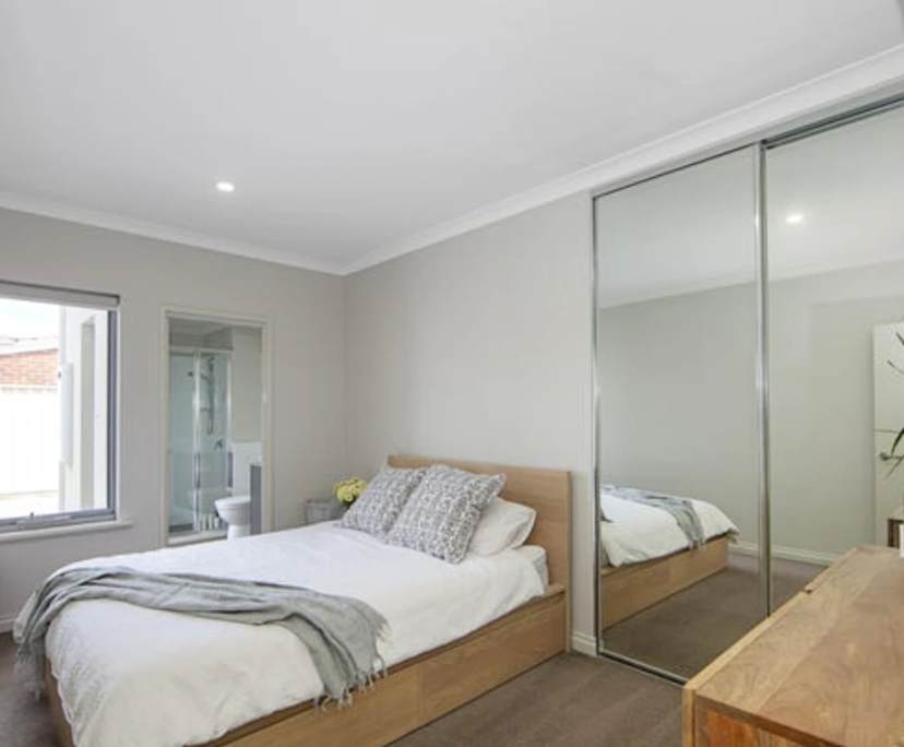 Furnished room with ensuite in a flatshare