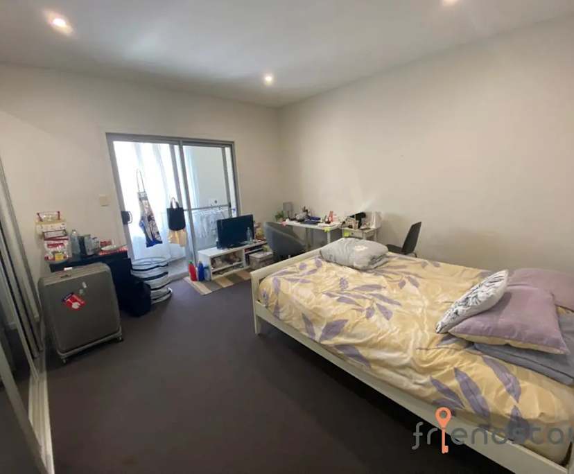 Furnished room in a flatshare