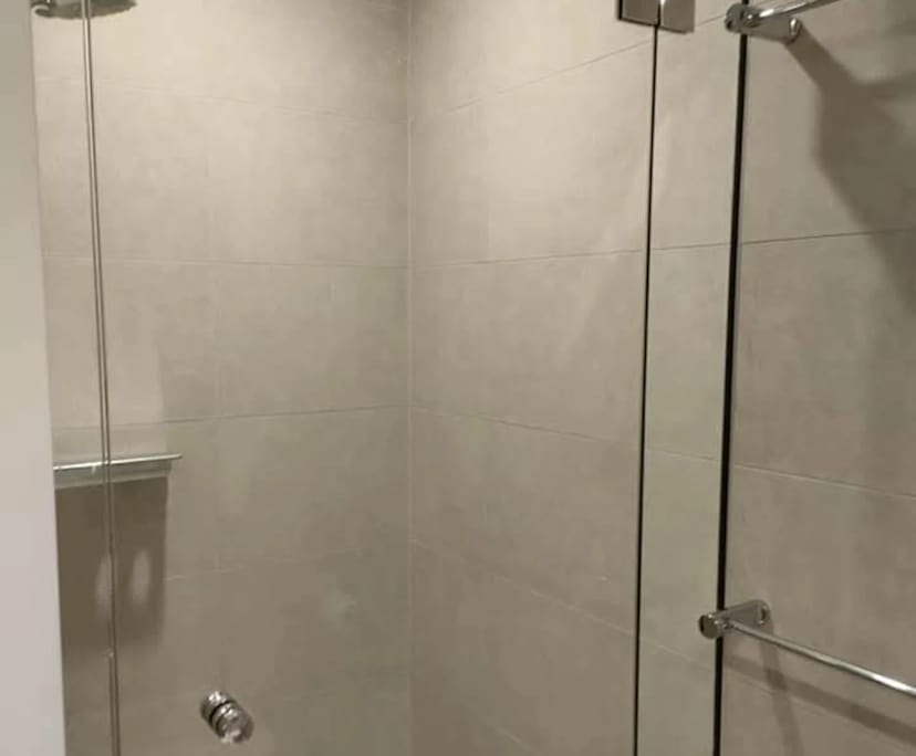 Furnished room with ensuite in a flatshare