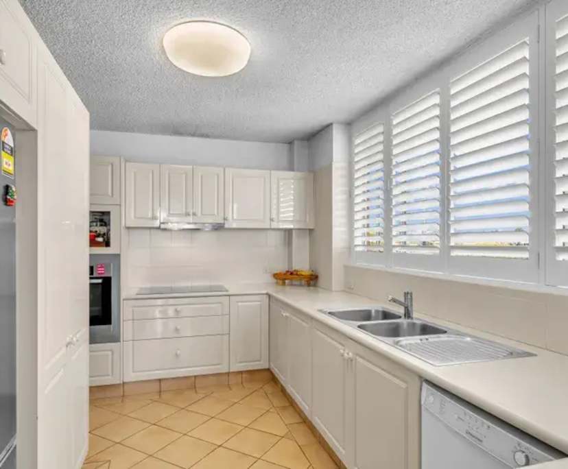 $390, Flatshare, 3 bathrooms, Saint Lucia QLD 4067
