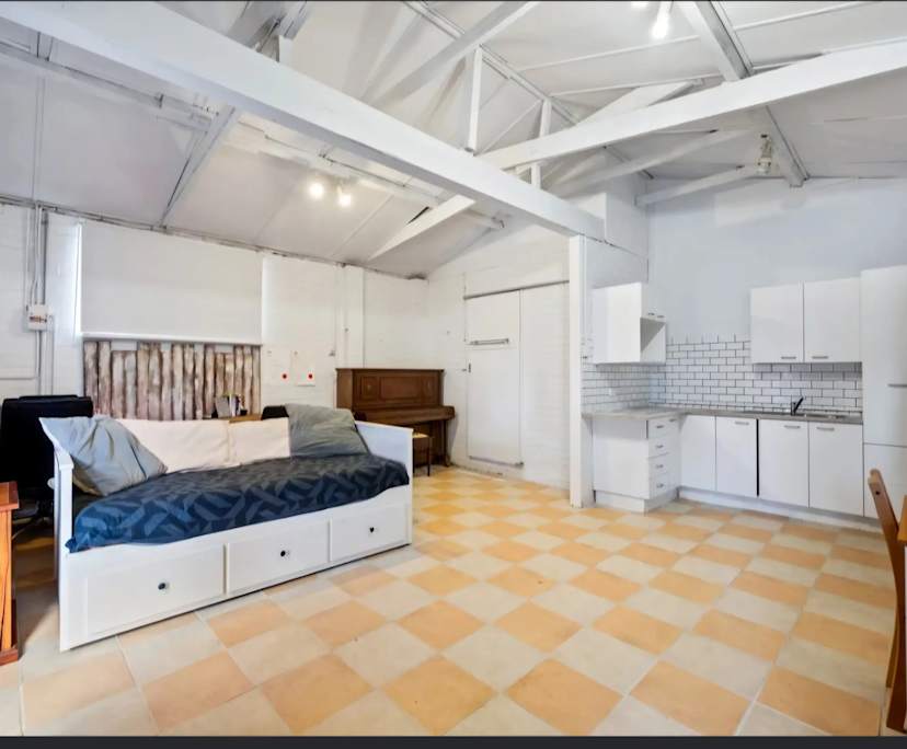 Unfurnished room studio flat for rent