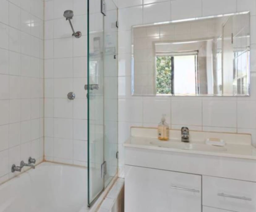 Furnished room in a flatshare