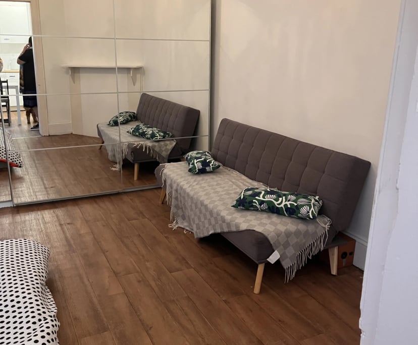 Unfurnished room studio flat for rent