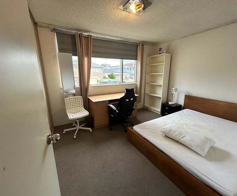 Furnished room in a flatshare