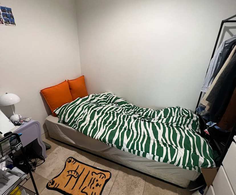 Furnished room in a flatshare