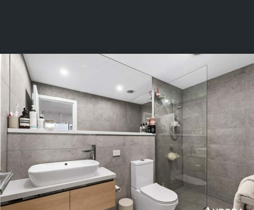 Unfurnished room with ensuite in a flatshare