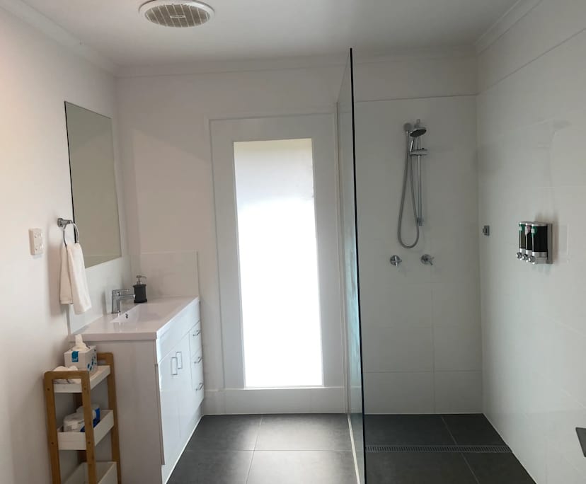 $695, Whole-property, 2 bathrooms, Mapleton QLD 4560