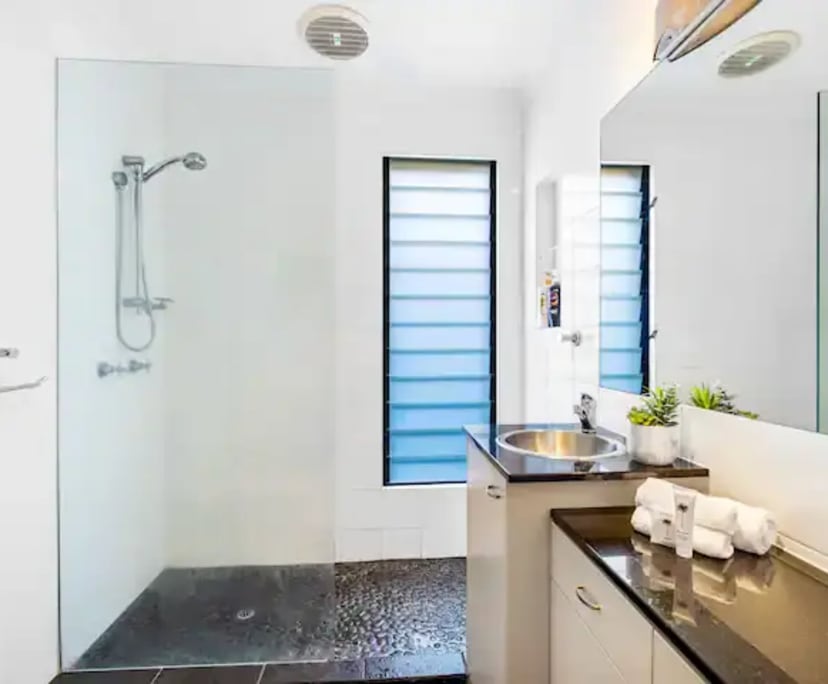 $350, Homestay, 4 bathrooms, Mooloolaba QLD 4557