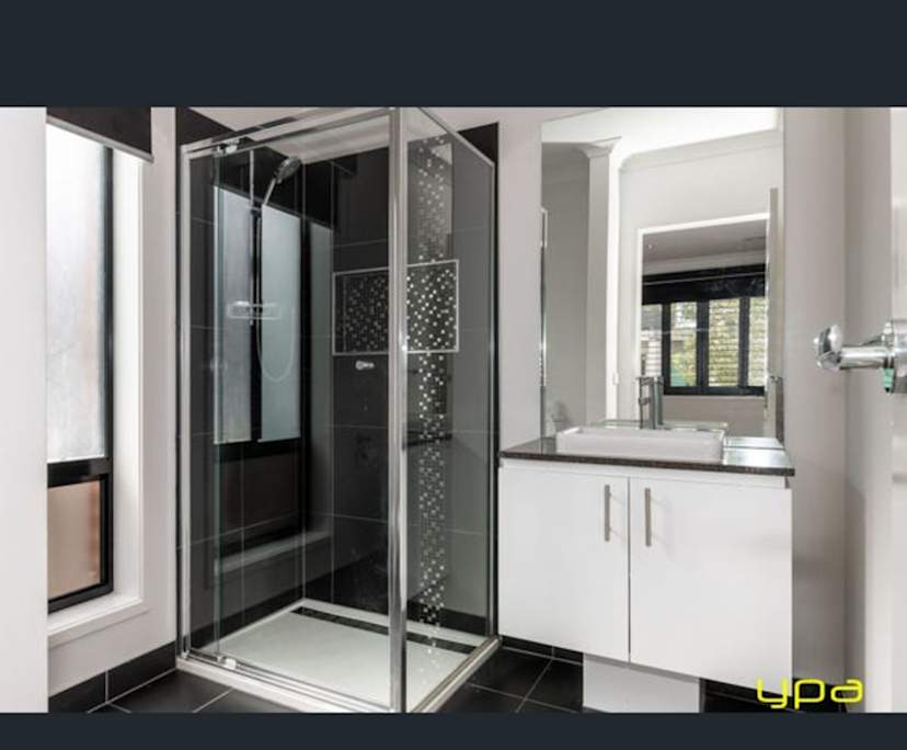 $275, Share-house, 4 bathrooms, Cranbourne East VIC 3977