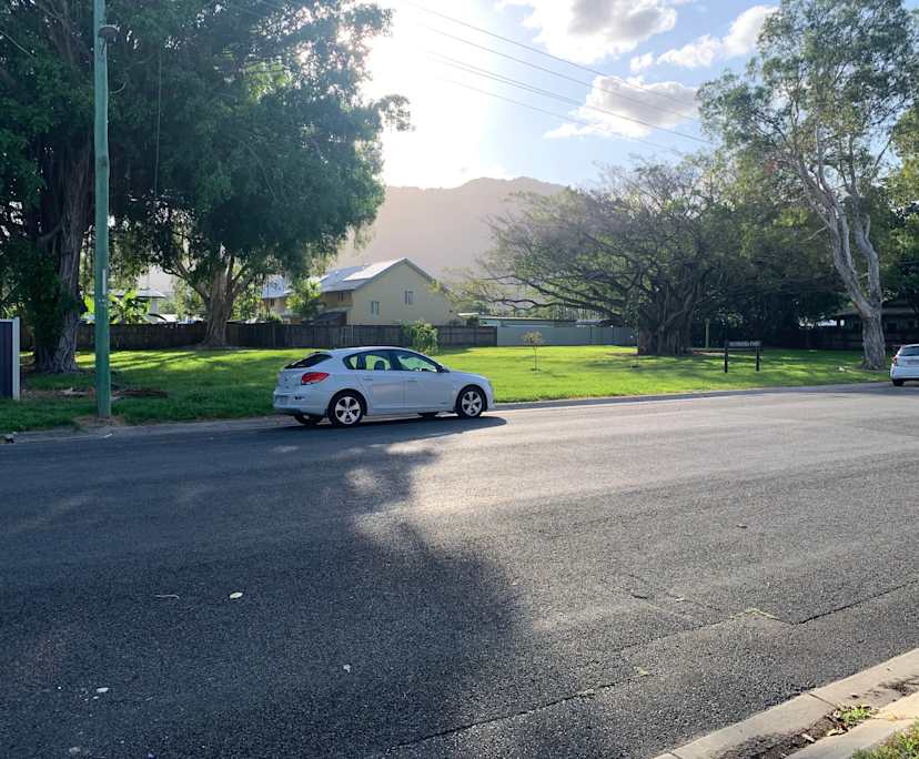 $370, Share-house, 3 bathrooms, Mooroobool QLD 4870