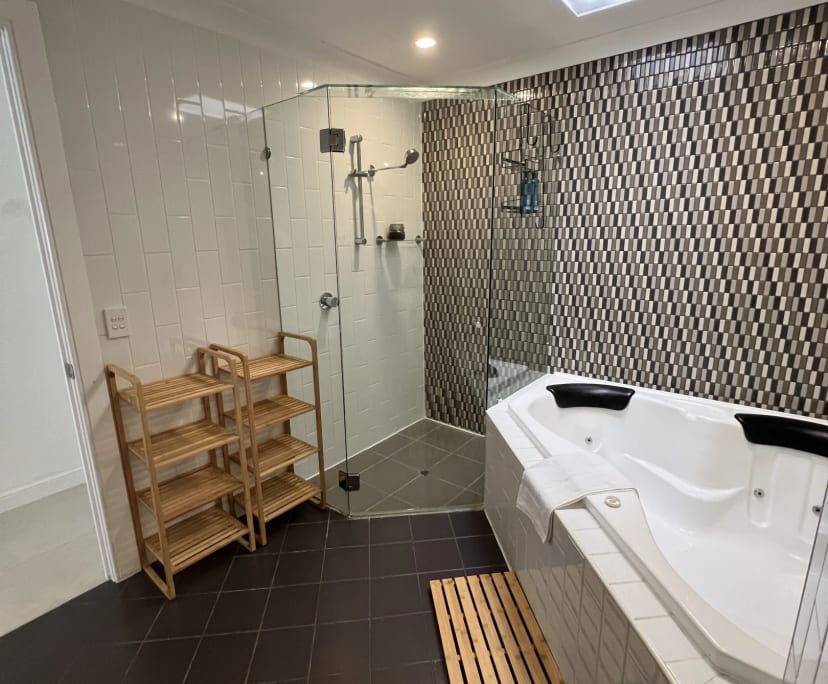 $400, Share-house, 3 bathrooms, Runaway Bay QLD 4216