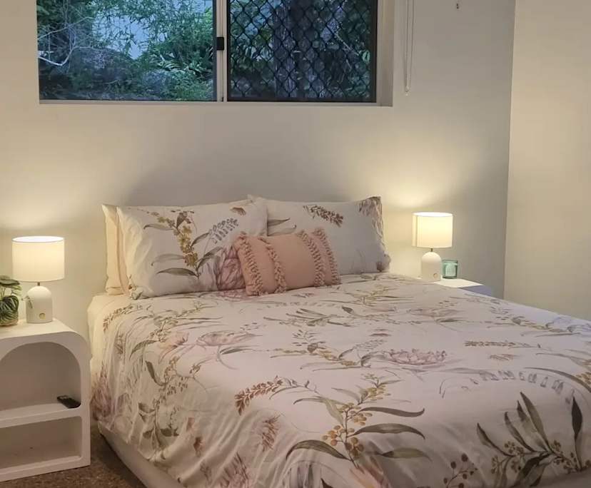 $350, Share-house, 4 bathrooms, Mooroobool QLD 4870