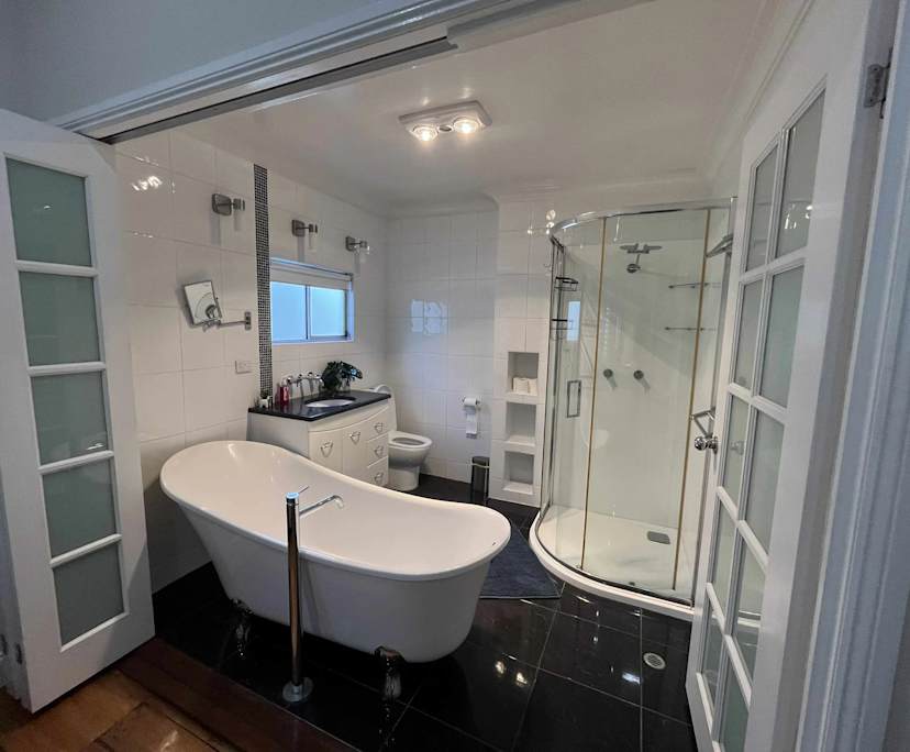 $385, Share-house, 4 bathrooms, Stones Corner QLD 4120