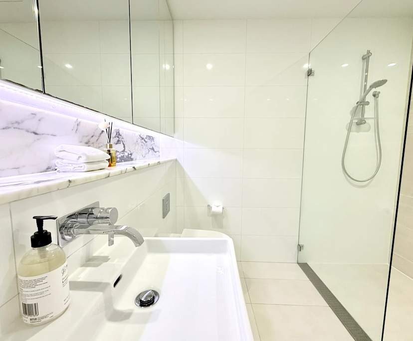 $880, 1-bed, 1 bathroom, Sydney NSW 2000