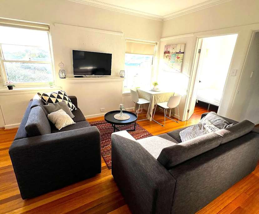 $950, Whole-property, 3 bathrooms, Elwood VIC 3184