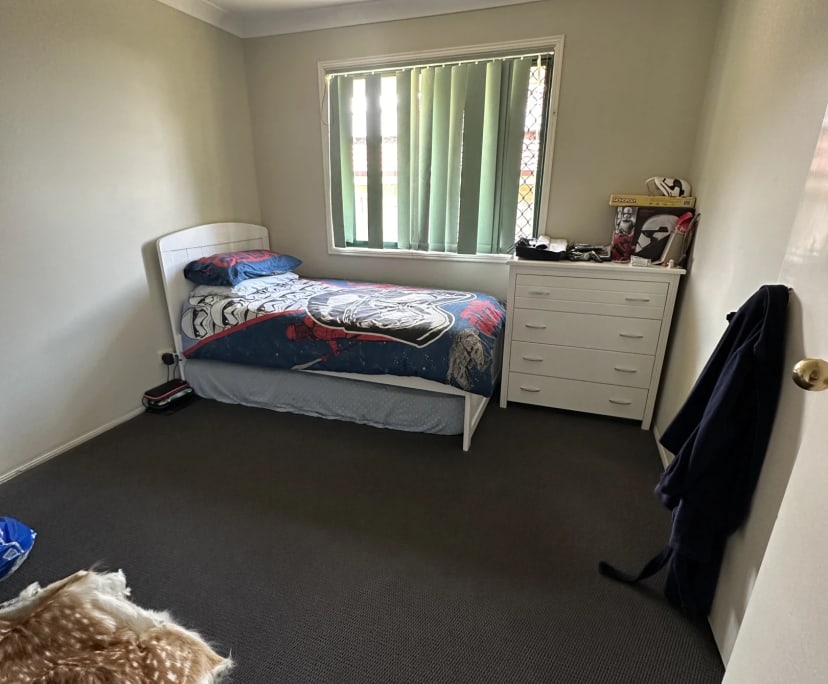 Room for Rent in Redbank Plains, Brisbane 160, Fl...