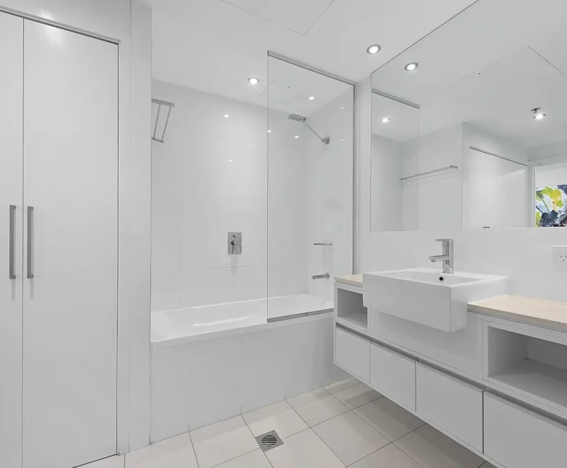 Furnished room with ensuite in a flatshare