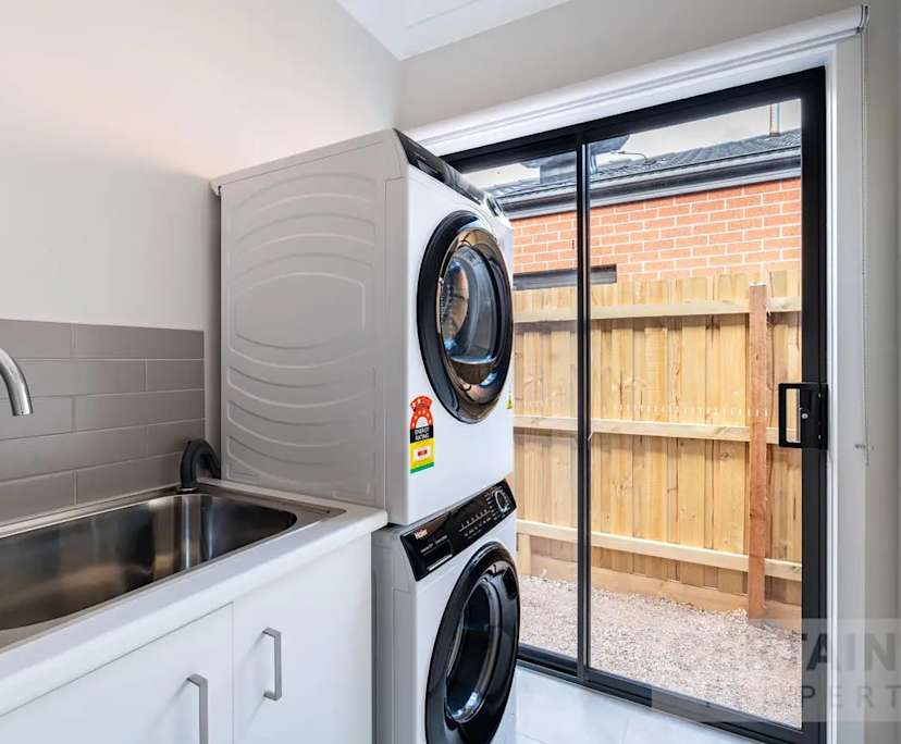 $230, Share-house, 3 bathrooms, Rockbank VIC 3335