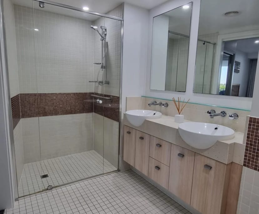 Furnished room with ensuite in a flatshare