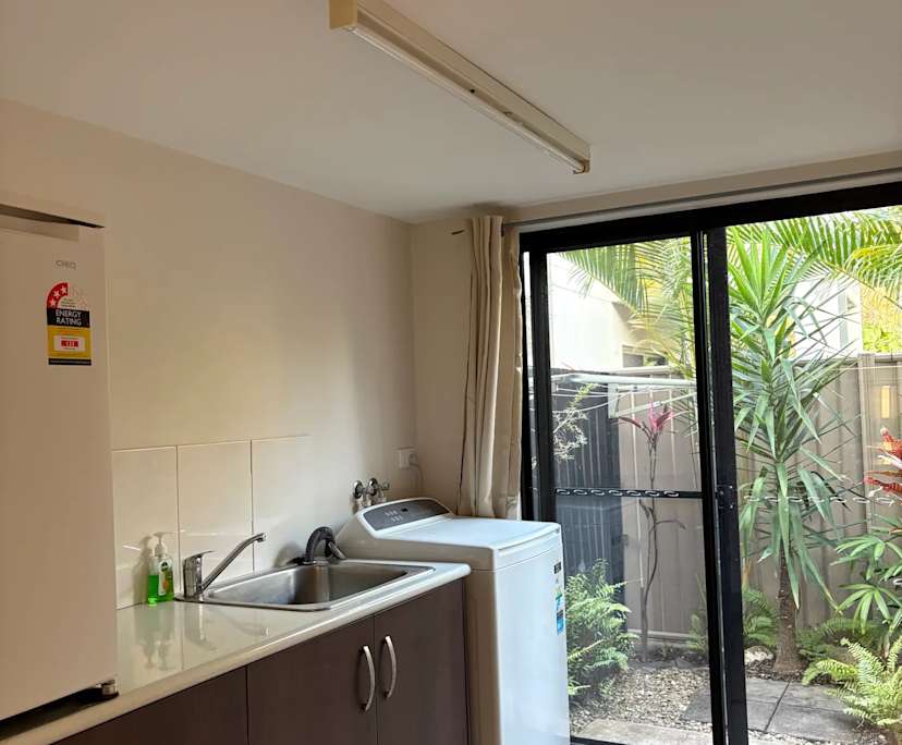 $350, Flatshare, 3 bathrooms, Cannonvale QLD 4802