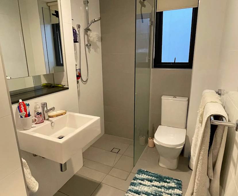 Furnished room with ensuite in a flatshare