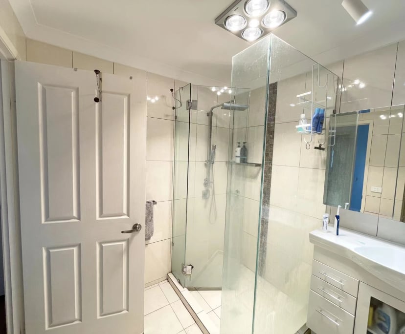 $250, Homestay, 3 bathrooms, Labrador QLD 4215