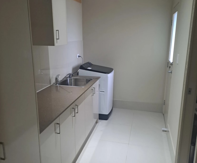 $350, Share-house, 4 bathrooms, Helensvale QLD 4212