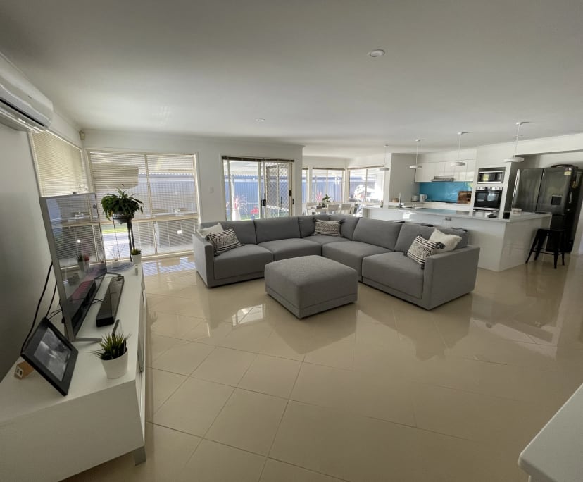 $320, Homestay, 4 bathrooms, Molendinar QLD 4214