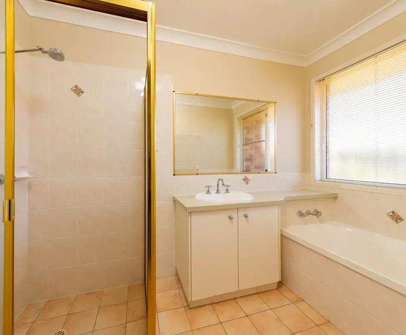 $250, Share-house, 4 bathrooms, Middle Ridge QLD 4350