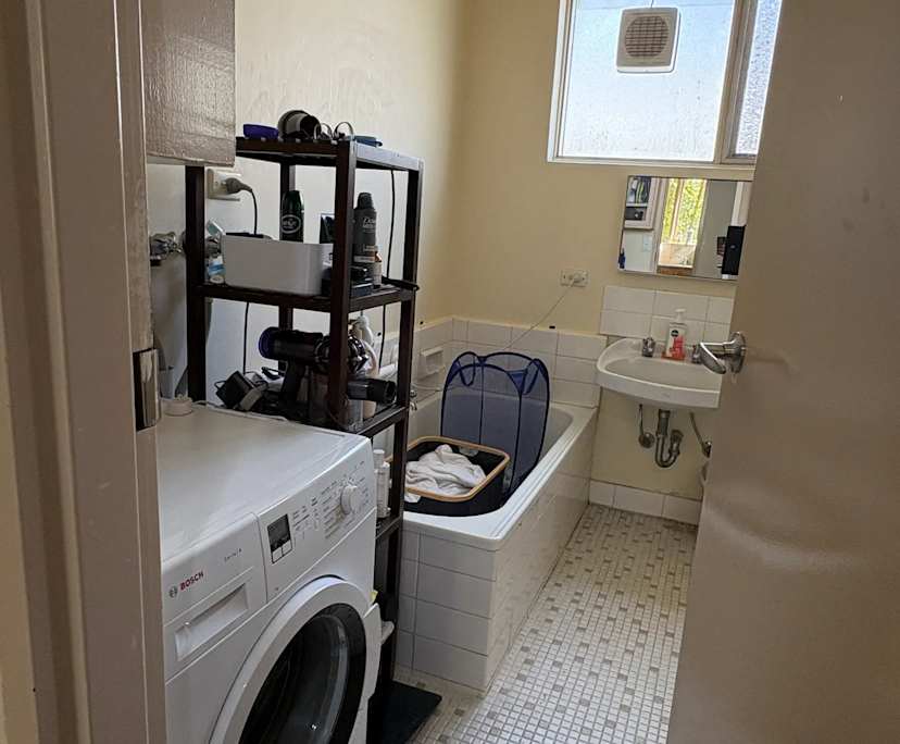 $350, 1-bed, 1 bathroom, Hawthorn VIC 3122