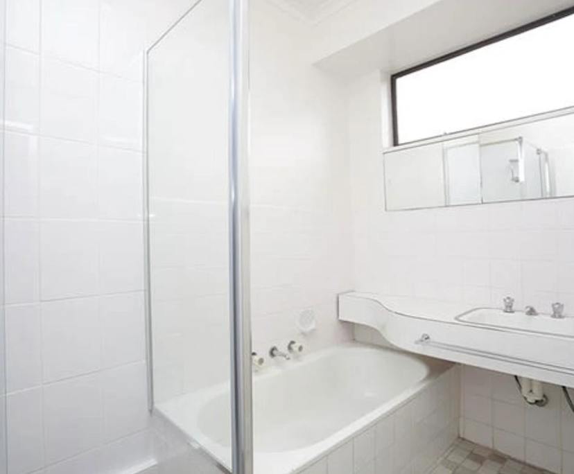 Unfurnished room in a flatshare