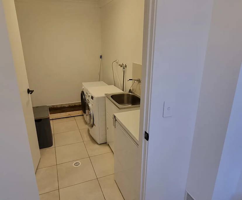$350, Share-house, 3 bathrooms, Pacific Pines QLD 4211