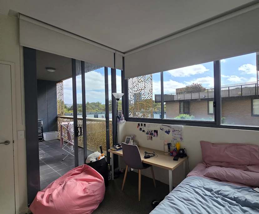 Furnished room in a flatshare