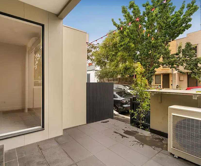 Unfurnished room in a flatshare