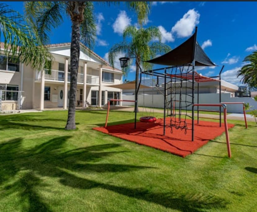 $350, Share-house, 5 bathrooms, Benowa QLD 4217