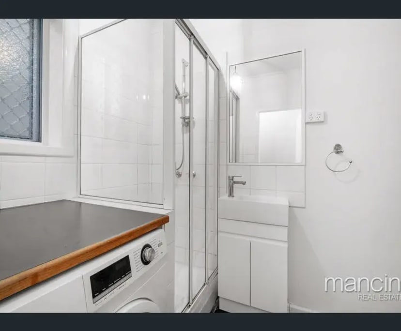 $400, 1-bed, 1 bathroom, Altona North VIC 3025