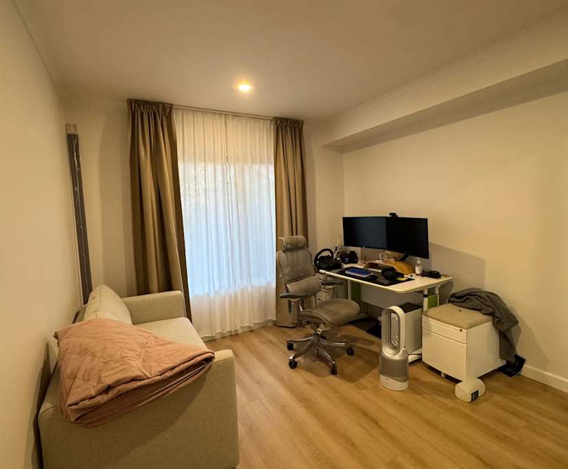 Unfurnished room in a flatshare