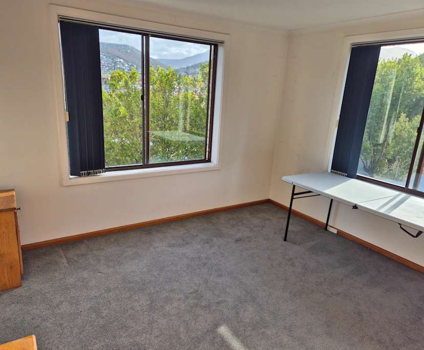 Unfurnished room in a flatshare